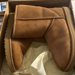 UGG classic short size 8
